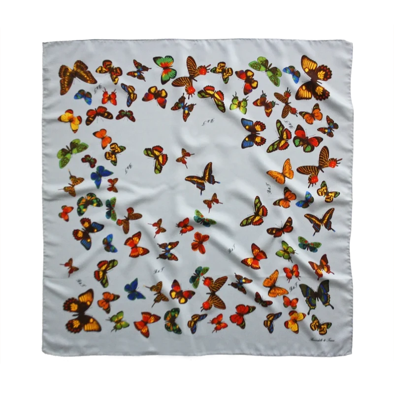Foulard 90x90 in Seta Farfalle in Volo Azzurro Polvere FD10 foulard 90x90 in seta azzurro polvere con fantasia di farfalle colorate