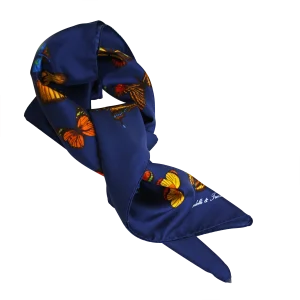 foulard in seta blu navy annodato con dettagli di farfalle colorate