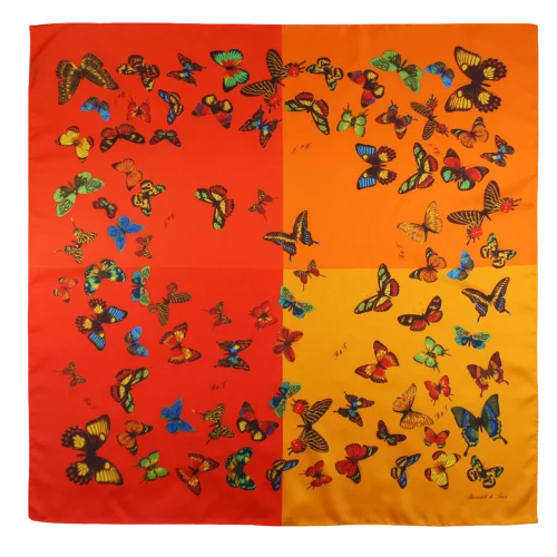 foulard 90x90 in seta con farfalle colorate e fondo quadricolore rosso arancio e giallo