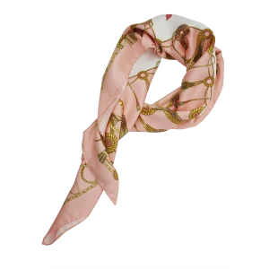 Foulard donna 90x90 in seta rosa cipria indossato annodato al collo