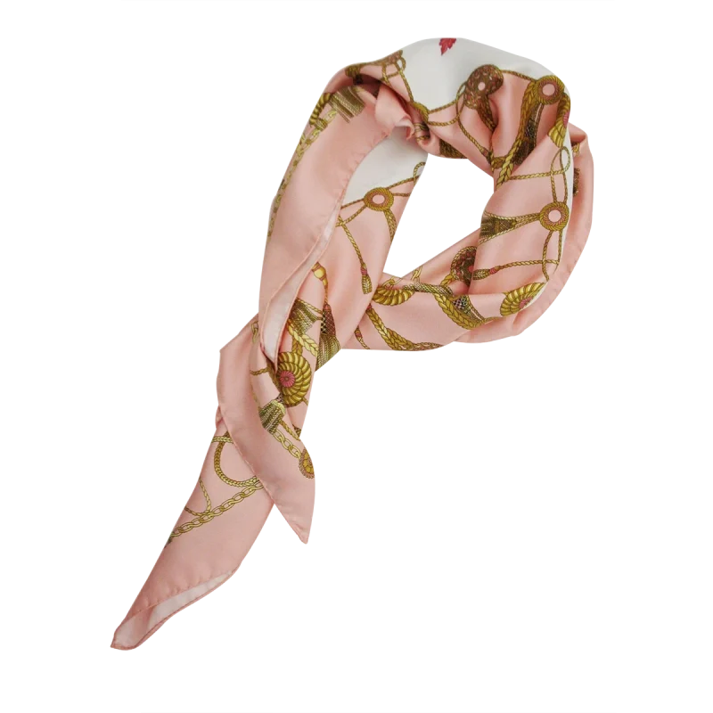 Foulard donna 90x90 in seta rosa cipria indossato annodato al collo
