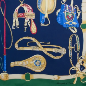 Dettaglio Stampa Equestre su Seta Blu Navy FH07 particolare del foulard in seta blu navy con briglie dorate, accessori equestri e bordo verde