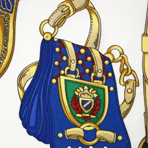 Dettaglio della Stampa Equestre su Seta Twill FH01 dettaglio di accessorio equestre blu con stemma verde, decorazioni dorate e trama della seta twill