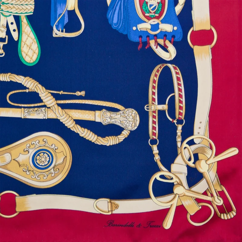 dettaglio della stampa equestre su seta blu navy con finimenti dorati e bordo rosso