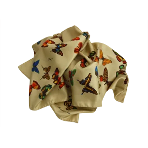 foulard in seta beige sabbia con fantasia farfalle disposto in morbido drappeggio