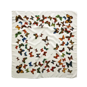 foulard in seta con farfalle multicolore su fondo bianco