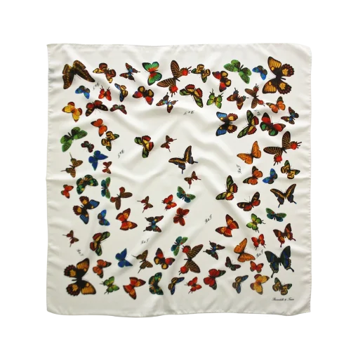 foulard in seta con farfalle multicolore su fondo bianco