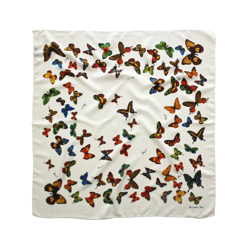 foulard in seta con farfalle multicolore su fondo bianco