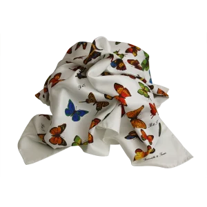 foulard in seta bianca con fantasia di farfalle colorate annodato
