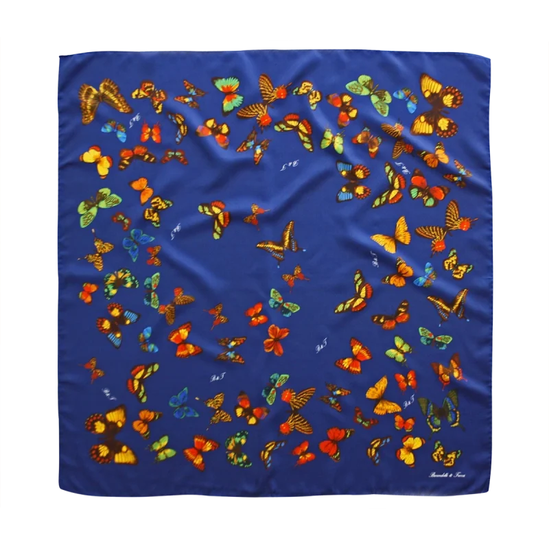 foulard in seta blu navy con fantasia farfalle colorate