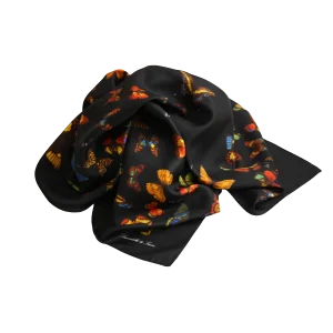 foulard appoggiato con fondo nero e disegno farfalle