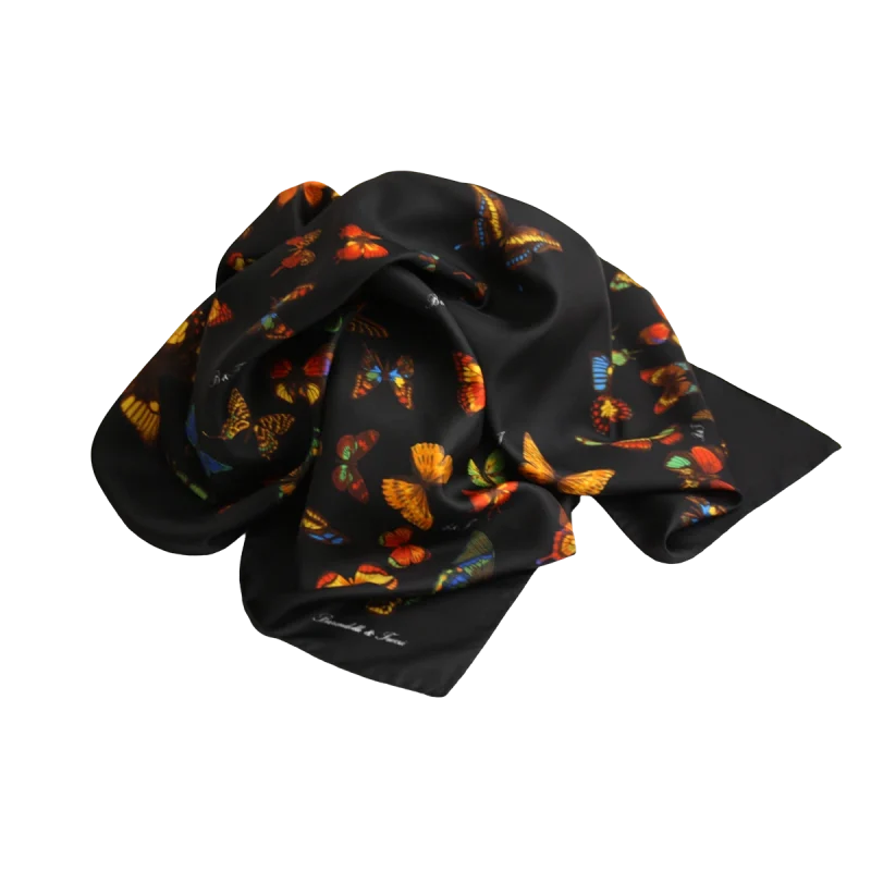 foulard appoggiato con fondo nero e disegno farfalle