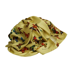 foulard in seta color oro con fantasia farfalle visto annodato