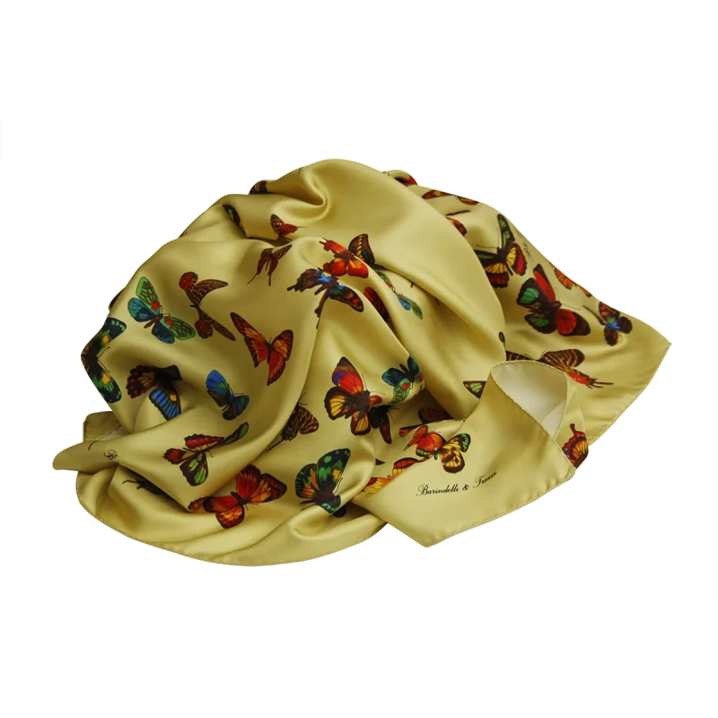 foulard in seta color oro con fantasia farfalle visto annodato