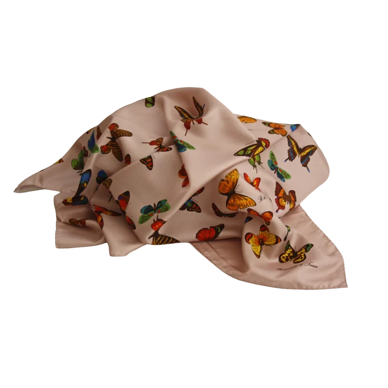 foulard in seta rosa antico con farfalle multicolore visto annodato