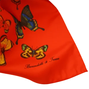 dettaglio delle farfalle colorate su foulard in seta rosso vivo