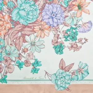 Dettaglio Foulard Fiori Botanici Rosa Cipria FIA16 dettaglio foulard in seta con bordo rosa cipria e fiori colorati