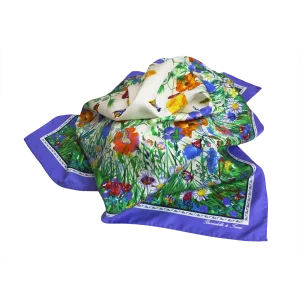 foulard in seta drappeggiato con fiori colorati, farfalle e cornice viola pervinca