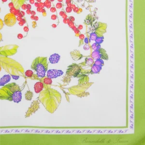 dettaglio foulard in seta con frutti di bosco e bordo verde lime