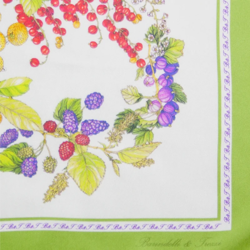 dettaglio foulard in seta con frutti di bosco e bordo verde lime