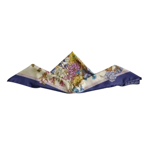 Foulard Floreale in Seta Viola Pervinca Piegato FIA12 foulard floreale in seta piegato con bordo viola pervinca