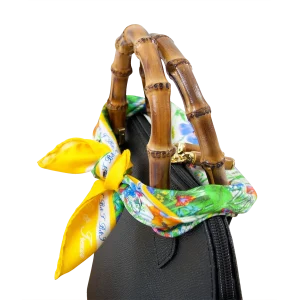 Foulard piccolo in seta gialla con fantasia floreale utilizzato su borsa nera in pelle e bambù