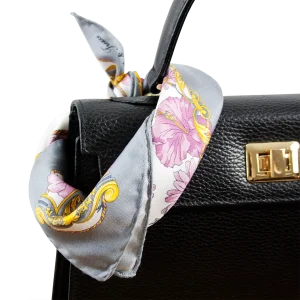 Foulard piccolo in seta grigio perla con fantasia floreale utilizzato su borsa in pelle nera