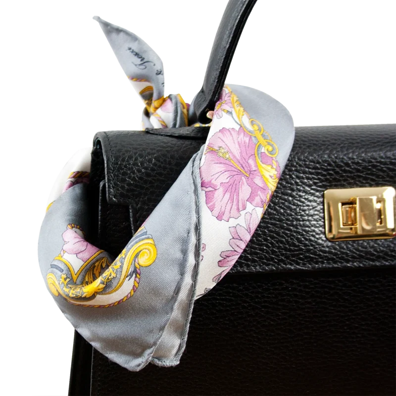 Foulard piccolo in seta grigio perla con fantasia floreale utilizzato su borsa in pelle nera