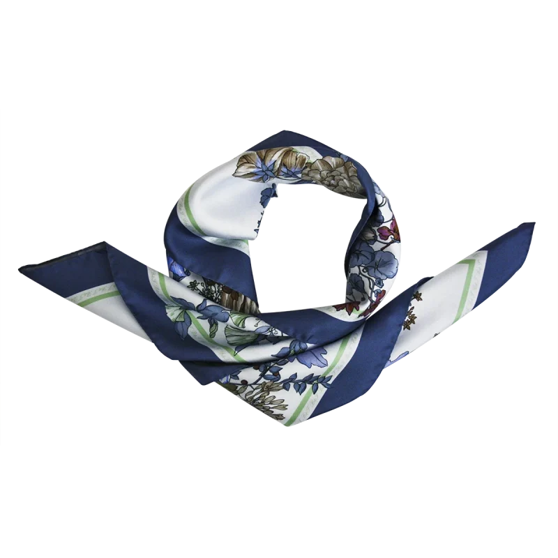 foulard da donna in seta piegato con fiori blu azzurri e verde salvia
