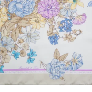 dettaglio di fiori azzurri lilla e gialli stampati su seta