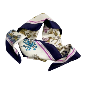 foulard da donna in seta piegato con fiori azzurri lilla e gialli