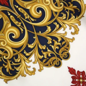 foulard in seta fantasia marina classica blu navy annodato con decori oro e rosso