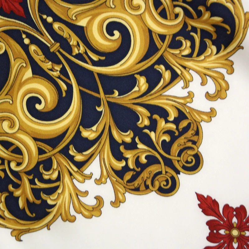 foulard in seta fantasia marina classica blu navy annodato con decori oro e rosso