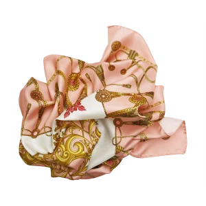 Dettaglio foulard in seta con motivi decorativi e cordami ornamentali rosa cipria