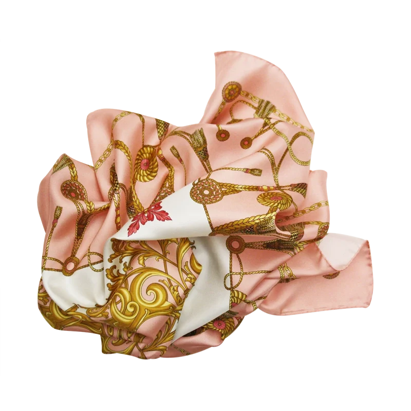 Dettaglio foulard in seta con motivi decorativi e cordami ornamentali rosa cipria