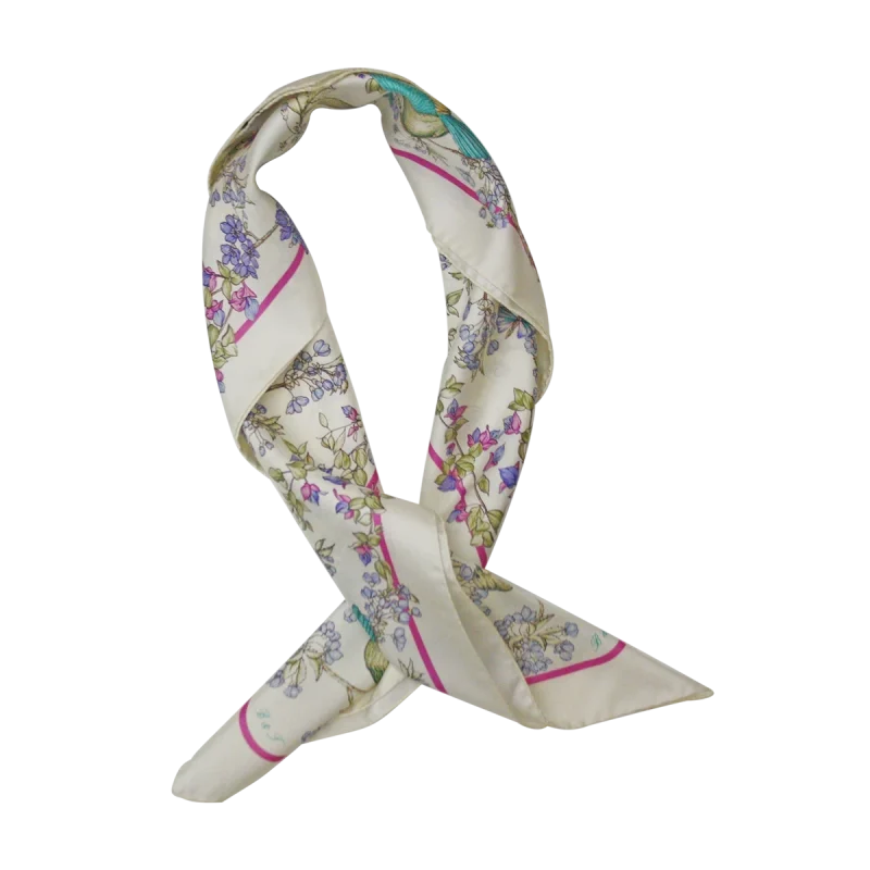 foulard in seta annodato con fiori lilla e rosa e dettagli turchesi