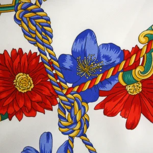 Dettaglio Foulard in Seta Fantasia Papaveri FIA04 dettaglio foulard in seta con fiori rossi e blu e corde intrecciate