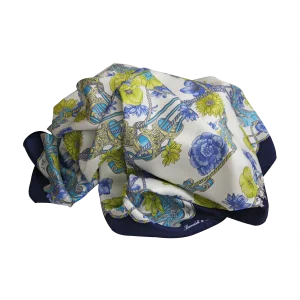 foulard in seta blu navy e verde drappeggiato con fantasia floreale