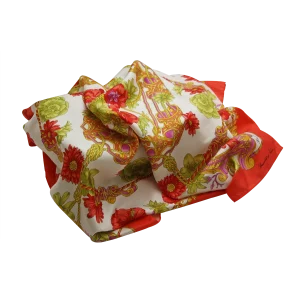 foulard in seta corallo e verde drappeggiato con fantasia floreale