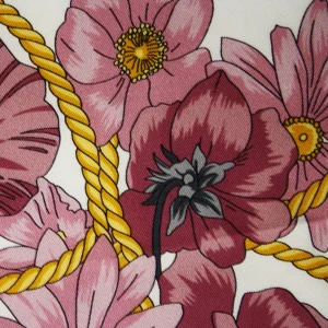 dettaglio foulard in seta con fiori rosa antico e bordeaux e corde dorate