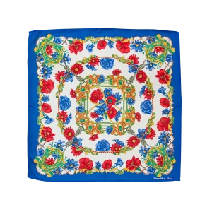 Foulard piccolo in seta blu rosso con fantasia floreale disteso