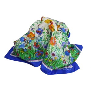 foulard in seta drappeggiato con fiori arancioni, margherite, farfalle e bordo blu elettrico