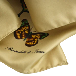 dettaglio della stampa con farfalla colorata su foulard in seta beige sabbia