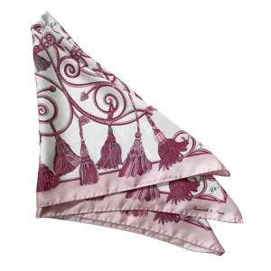 dettaglio foulard in seta rosa con fantasia di corde e nappine