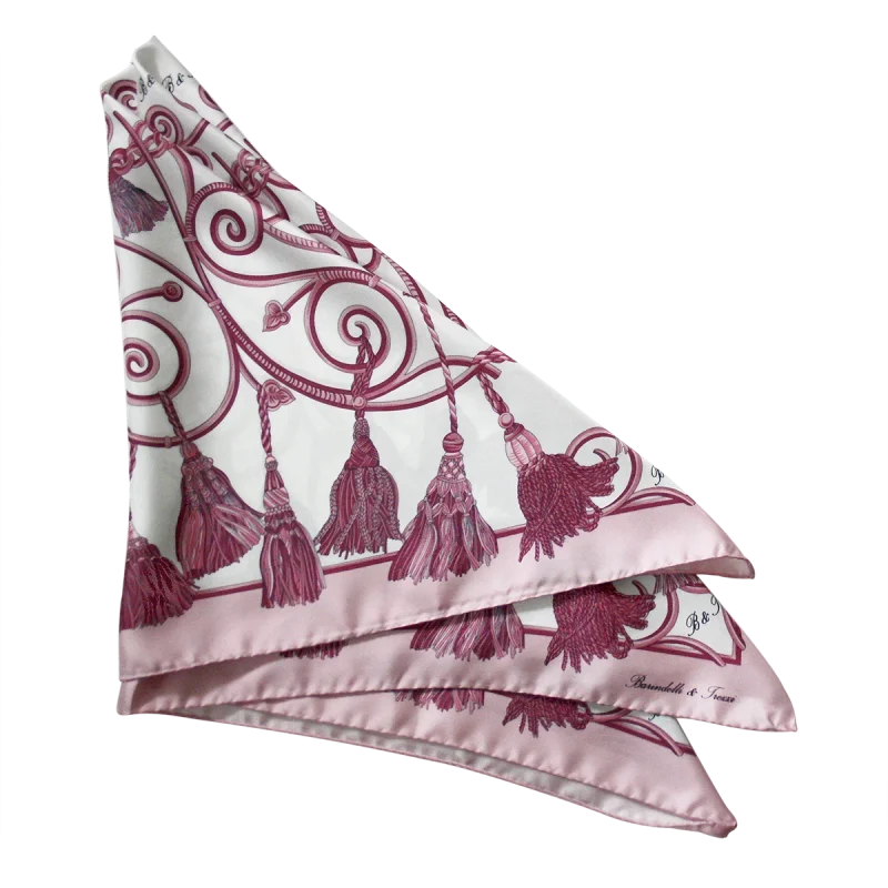 dettaglio foulard in seta rosa con fantasia di corde e nappine