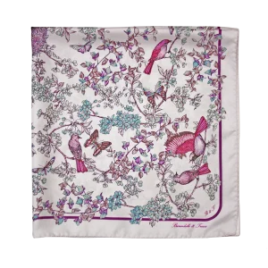 particolare del foulard in seta con uccelli rosa farfalle e fiori verde acqua
