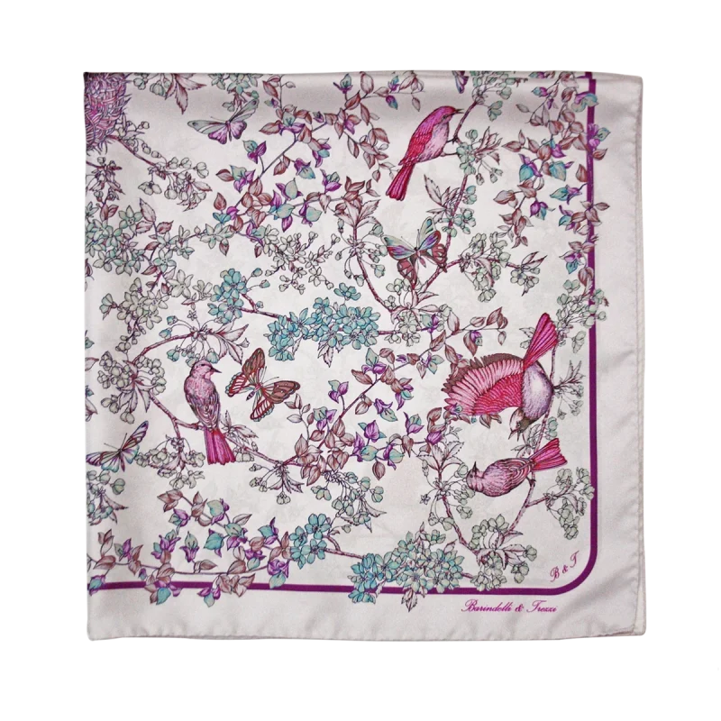 particolare del foulard in seta con uccelli rosa farfalle e fiori verde acqua