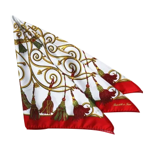 dettaglio foulard in seta con nappine rosse e verdi e bordo rosso