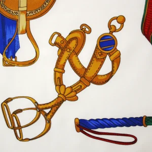 dettaglio della stampa su seta avorio con finimenti equestri dorati e particolari blu