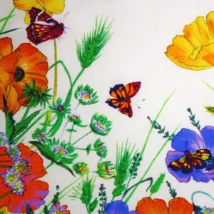 particolare della stampa su seta con papaveri arancioni, fiori gialli, farfalle e fili d'erba verdi